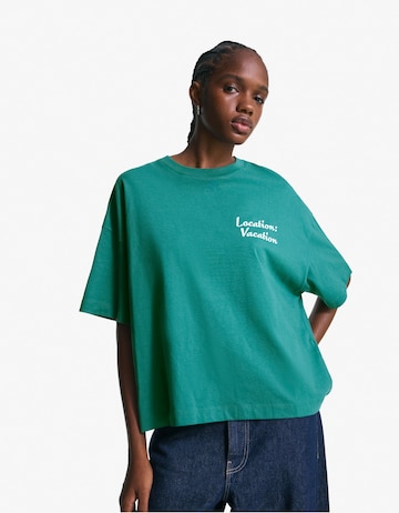 Tricou de la Bershka pe verde