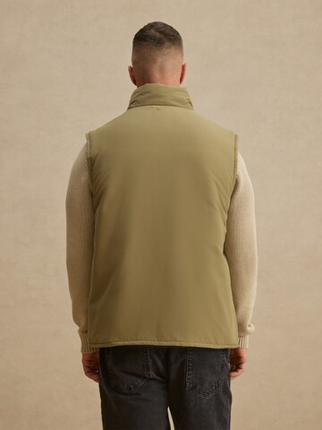DAN FOX APPAREL Vest 'Kuzey' in Green