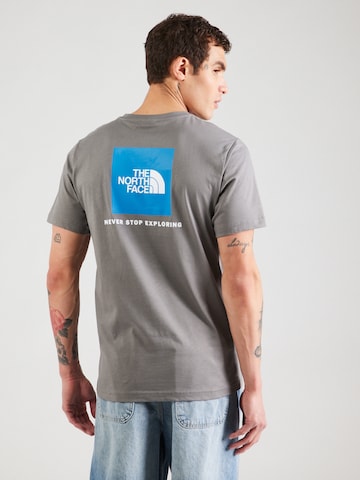 THE NORTH FACE Μπλουζάκι 'Redbox' σε γκρι: μπροστά