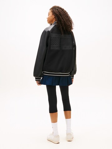 Tommy Jeans Φθινοπωρινό και ανοιξιάτικο μπουφάν σε μαύρο