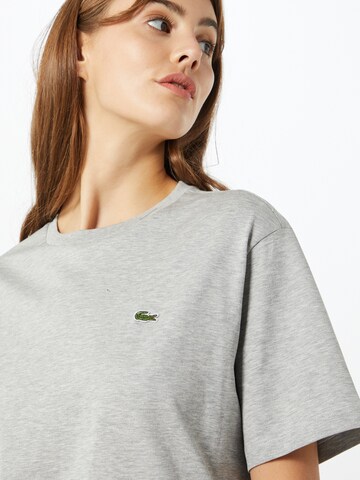 LACOSTE T-shirt i grå