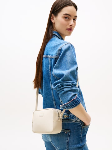 Tommy Jeans Axelremsväska 'MUST' i beige