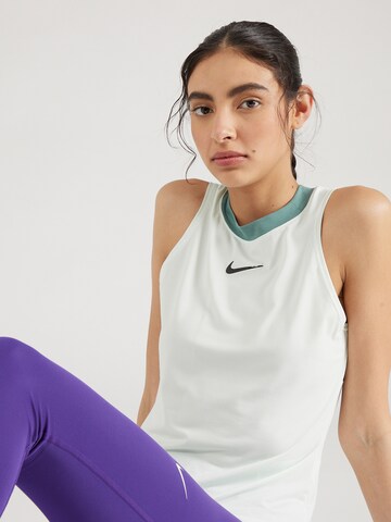 Sport top de la NIKE pe verde