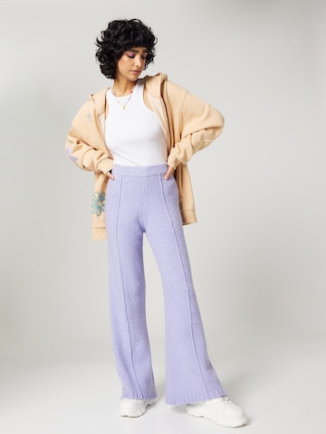 florence by mills exclusive for ABOUT YOU Rozkloszowany krój Spodnie 'Robin' w kolorze fioletowy