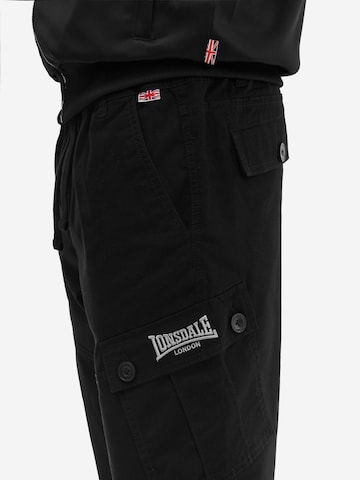 LONSDALE Regular Cargobyxa 'Lynemouth' i svart