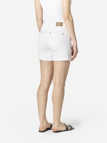 Regular Jeans de la KOROSHI pe alb