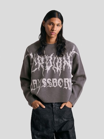 BershkaPulover - siva boja: prednji dio