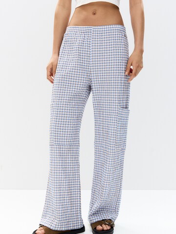 Pull&Bear Wide leg Trousers in Blue: front