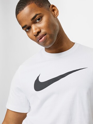 T-Shirt 'Swoosh' Nike Sportswear en blanc