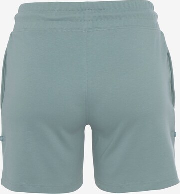 KangaROOS Regular Shorts in Grün