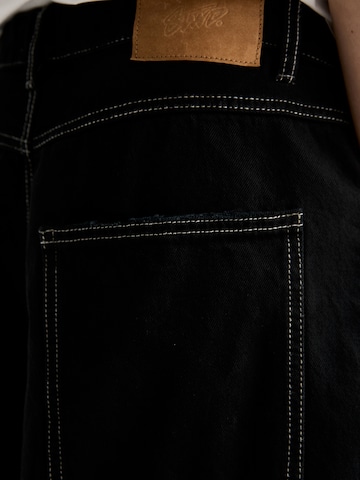 Pull&Bear Voľný strih Džínsy - Čierna