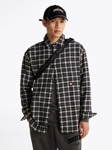 Tommy Jeans Comfort Fit Hemd in Schwarz: Vorderseite