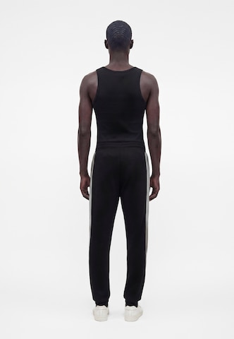 EA7 Emporio Armani Дънки Tapered Leg Панталон в черно: отзад
