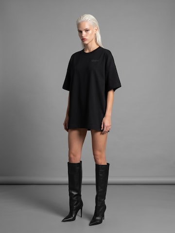 QWX2 Oversized shirt 'Watch Me' in Black