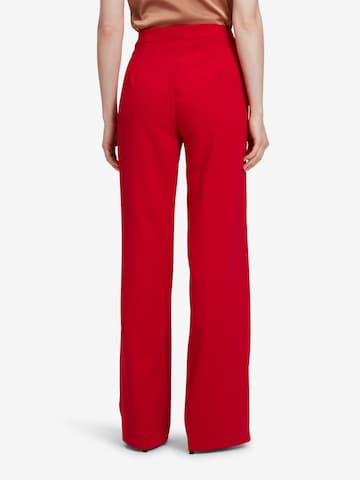 regular Pantaloni con pieghe di Vera Mont in rosso