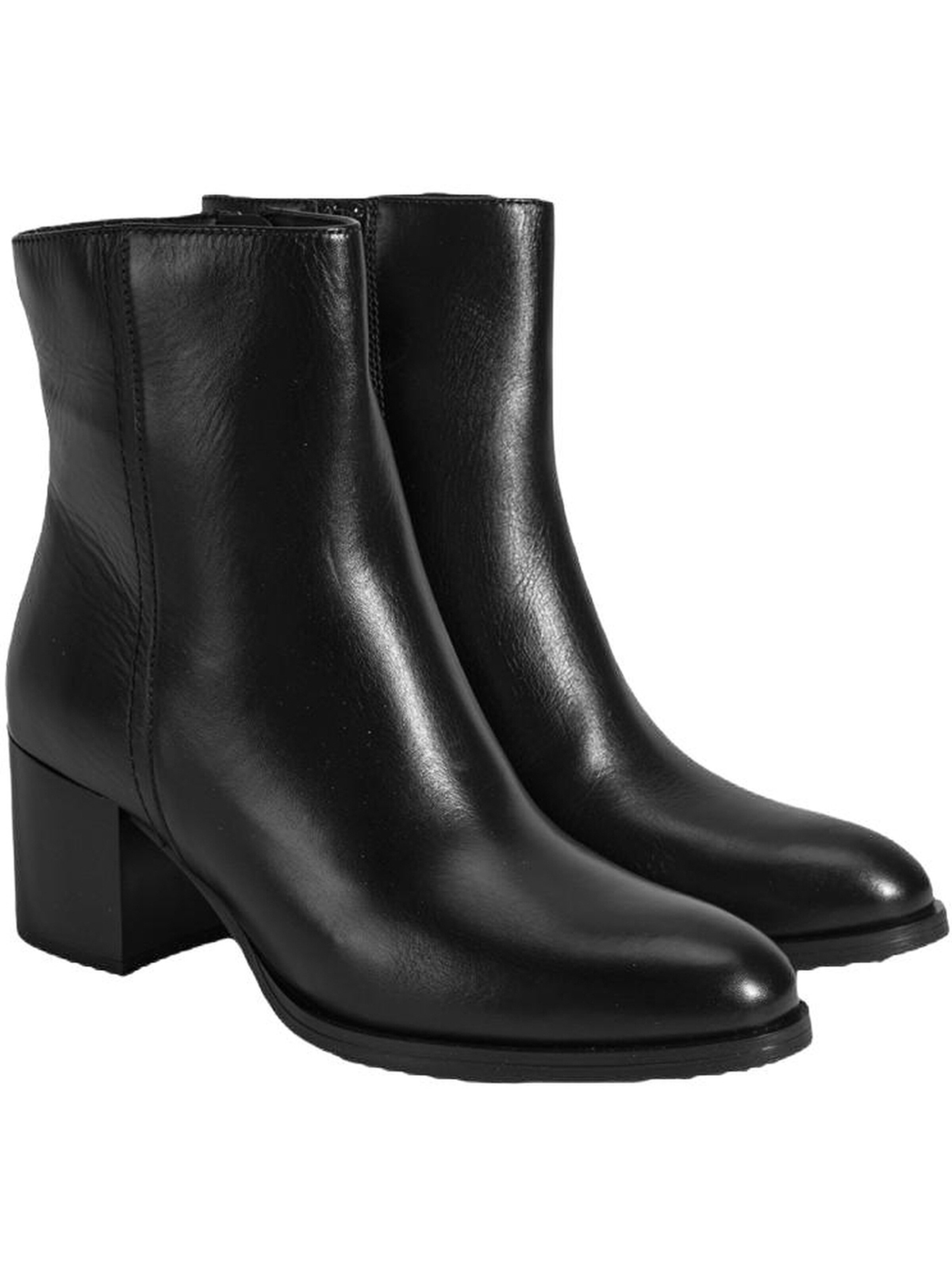 Desa Boots in Black
