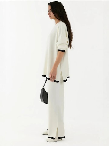 Completo pantalone di Hiccup in bianco
