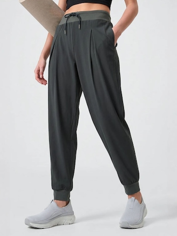 Tommy Life Tapered Hose in Grün: Vorderseite