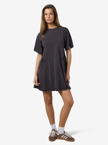 Noisy may Dress in Black