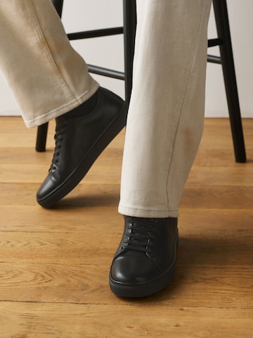 Baskets basses Next en noir