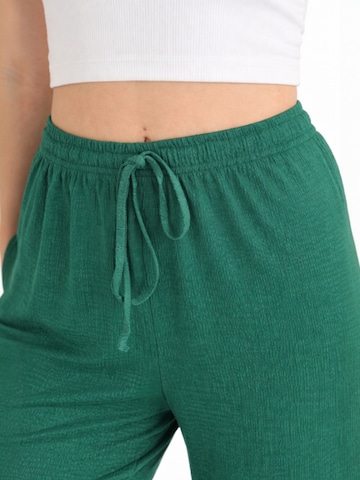 Wide leg Pantaloni 'FLORYN – Palazzohose Crinkle' di fashionshowcase in verde