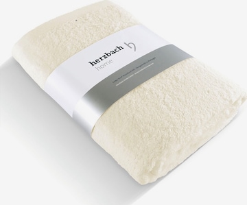 Serviette de douche Herzbach home en beige : devant