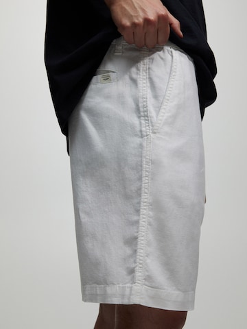 Pull&Bear Voľný strih Chino nohavice - biela