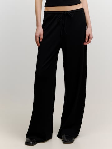 EDITED Wide leg Broek 'Sanya' in Zwart: voorkant