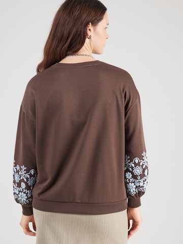 ONLY Carmakoma - Sudadera 'CARBrooke' en marrón