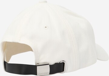 Șapcă 'PYRAMID PLAQUE' de la Calvin Klein pe alb