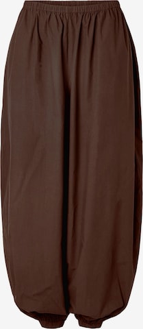 PIECES - Tapered Pantalón 'PCBella' en marrón: frente