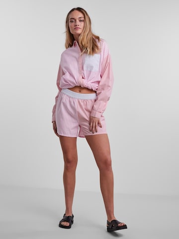 regular Pantaloni 'Silja' di PIECES in rosa