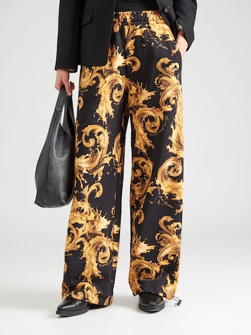 Versace Jeans Couture - Loosefit Pantalón '80HAA320' en negro: frente