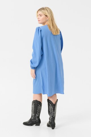 Robe-chemise 'Lunda' KAFFE CURVE en bleu