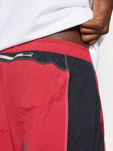 Effilé Pantalon de sport 'RETRO' NIKE en rouge