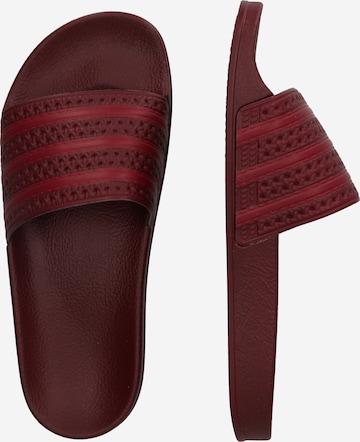 ADIDAS ORIGINALS - Sapato aberto 'Adilette' em vermelho