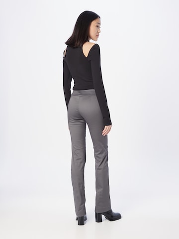 Coupe slim Pantalon Monki en gris