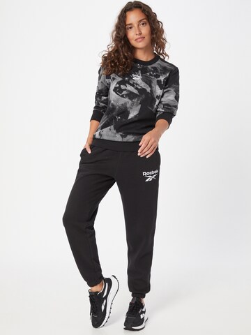 Reebok Tapered Broek in Zwart