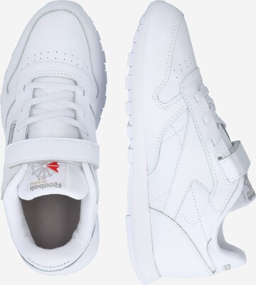 Sneaker de la Reebok pe alb