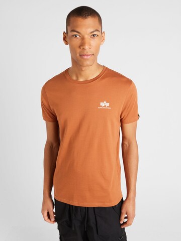 Coupe regular T-Shirt ALPHA INDUSTRIES en marron : devant