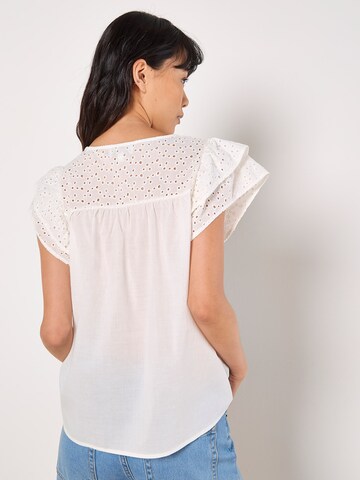 Apricot Broderie Yoke Cotton Top ' ' in Weiß