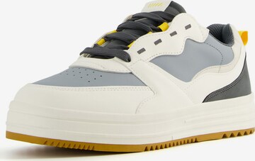 Bershka Sneakers laag in Grijs: voorkant