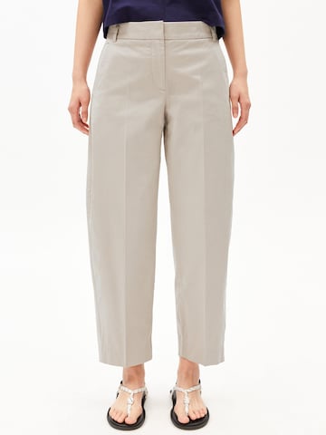 ARMEDANGELS Baggy Bandplooibroek 'BARREL TWILL' in Beige: voorkant