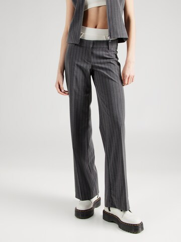 WEEKDAY Regular Pleated Pants 'Keel' in Grey