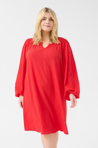Robe-chemise 'Lunda' KAFFE CURVE en rouge : devant