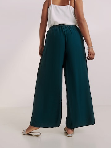 Guido Maria Kretschmer Curvy Wide Leg Housut 'Darlin' värissä vihreä