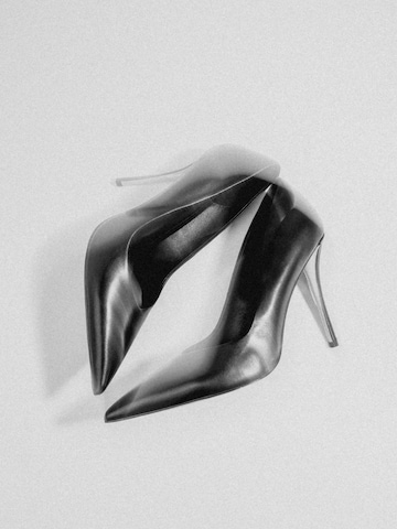 Estro Platform Heels '25337-7' in Black