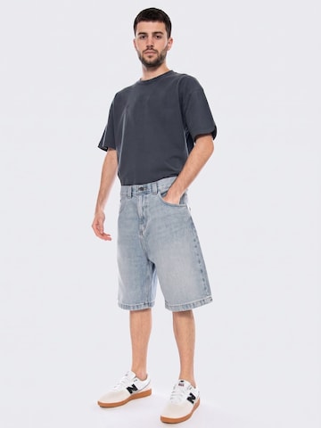 Carhartt WIP Baggy Jeans 'Brandon Short Light Blue' in Blauw: voorkant