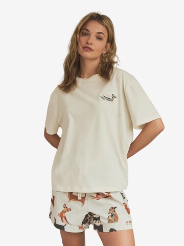 Pijama de la Next pe bej: față
