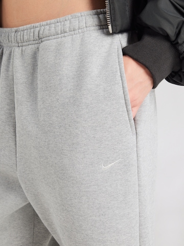 Nike Sportswear Tapered Παντελόνι 'Studio Fleece' σε γκρι